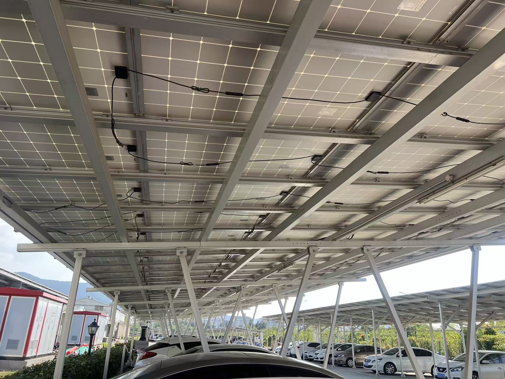 Alumiiniseoksesta valmistettu vedenpitävä autokatos toimii