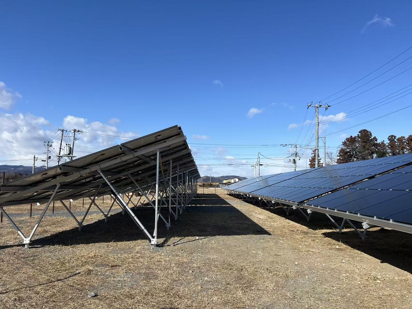 Aurinkoenergian maadoituskannattimen materiaali