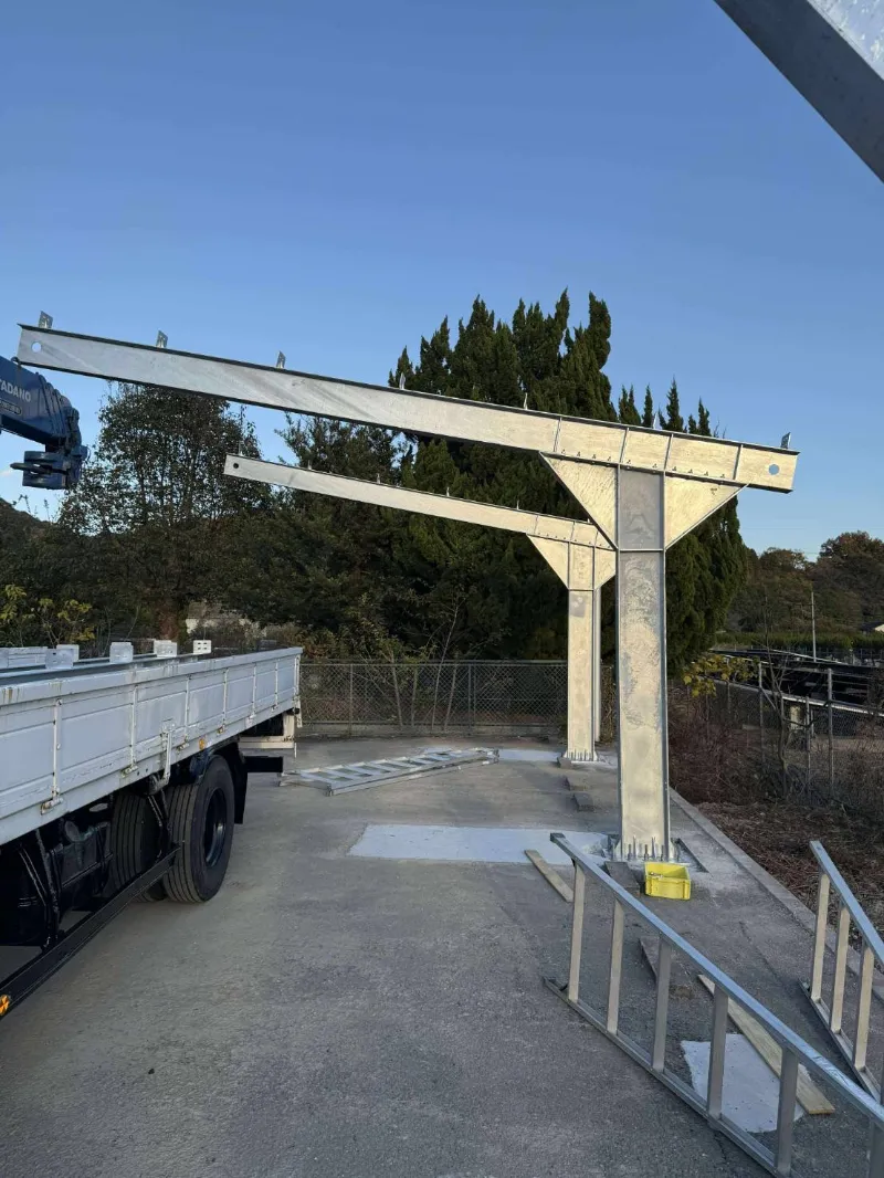 Single column solar carport